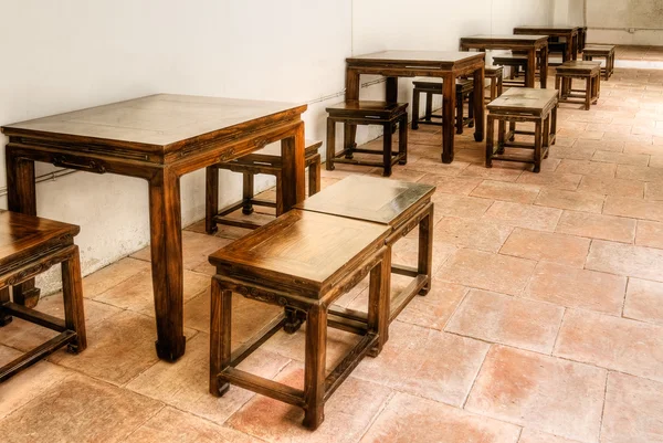 Cadeira de madeira chinesa e mesa — Fotografia de Stock