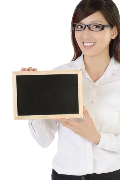 Empresária segurando quadro negro — Fotografia de Stock