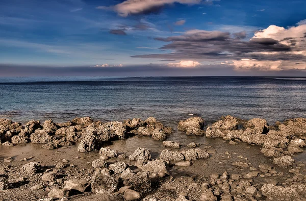 岩石的天然海岸线 — 图库照片