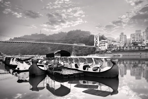 Пейзаж реки и лодок — стоковое фото