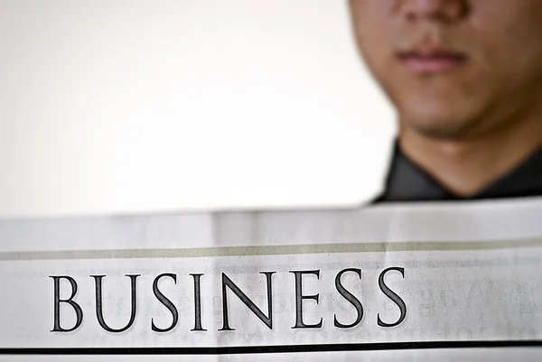 Homem de negócios ler jornal — Fotografia de Stock