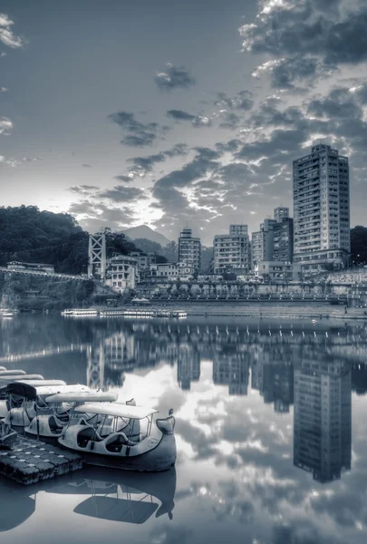 Stadtbild mit Booten und Gebäuden — Stockfoto