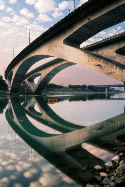 Ciudad pintoresca de puente — Foto de Stock