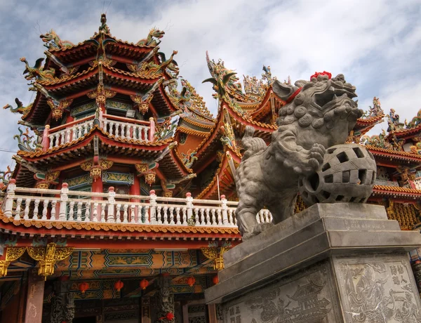 Κινεζικό ναός χρώμα με λιοντάρι πέτρα — Φωτογραφία Αρχείου