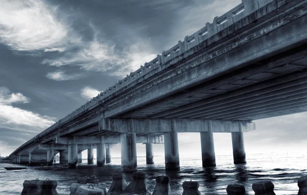 Bâtiment moderne de pont — Photo