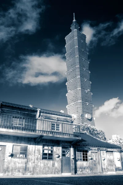 Ουρανοξύστης με παλιά οικία στην Ταϊπέι — Φωτογραφία Αρχείου