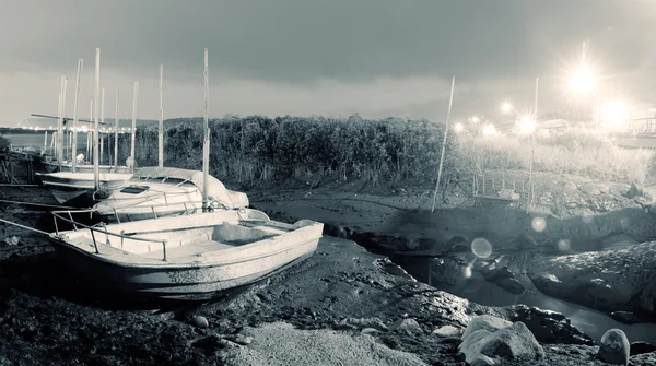 Şehir manzarası atma tekneler — Stok fotoğraf