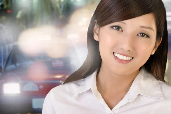 Glimlachende zakenvrouw op straat — Stockfoto