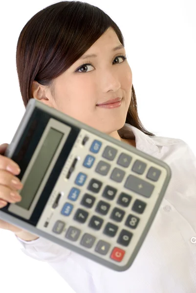Бізнес-леді тримає калькулятор — стокове фото