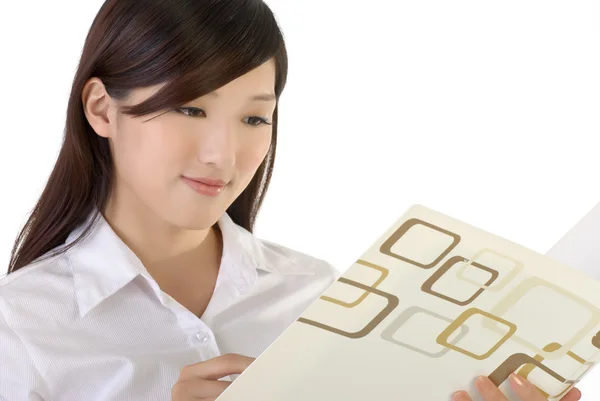 Zakelijke vrouw lezing papier — Stockfoto