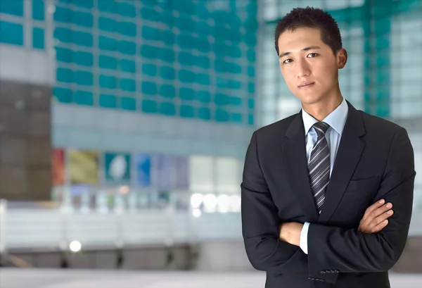 Уверенный молодой бизнесмен — стоковое фото