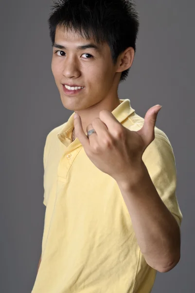 Mladý muž s pozdravem gesto — Stock fotografie