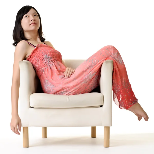 Orientalisk skönhet sitta på stol — Stockfoto