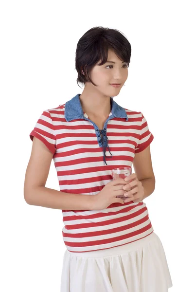 Mladá dívka drží sklenici vody — Stock fotografie
