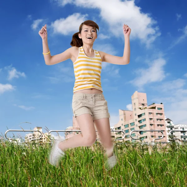 Счастливая девочка прыгает в парке — стоковое фото