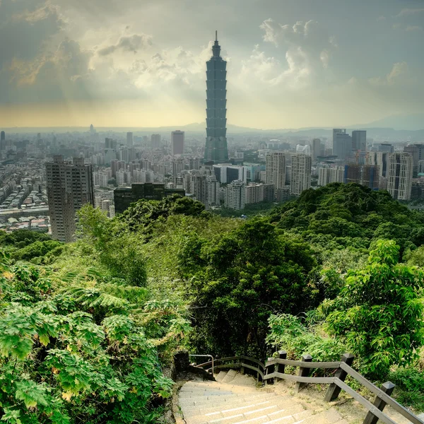 Драматический городской пейзаж Тайбэя — стоковое фото