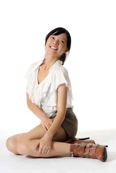 Aziatische Dame zitten op grond — Stockfoto