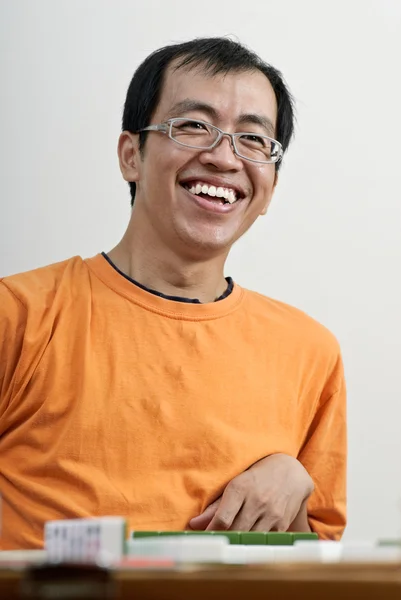 Felice sorridente asiatico uomo giocare mahjong — Foto Stock