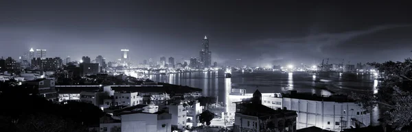 Stadtsilhouette in der Nacht — Stockfoto