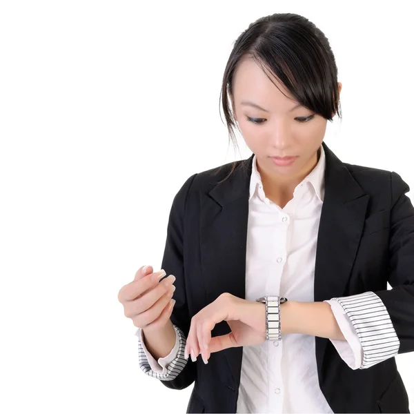 Geschäftsfrau überprüft Uhrzeit — Stockfoto