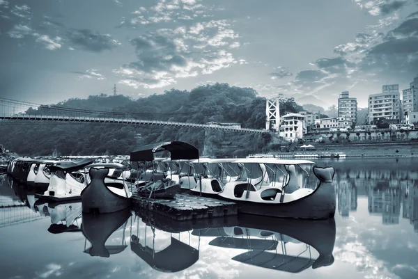Nehir ve deniz araçları, şehir manzarası — Stok fotoğraf
