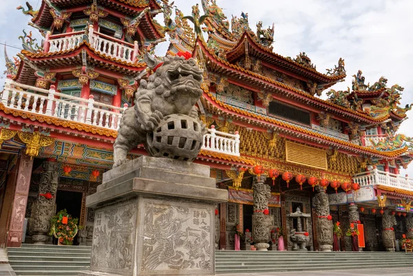 Farbbau klassischer religiöser Tempel aus China — Stockfoto