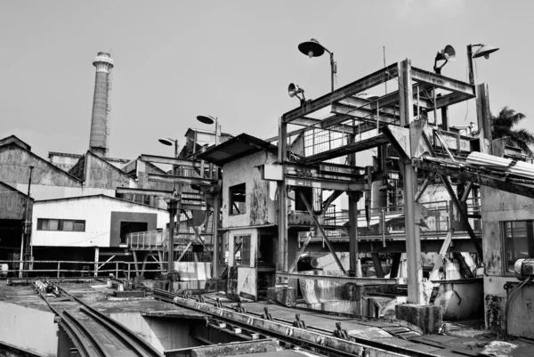 Descartar antiga fábrica industrial — Fotografia de Stock