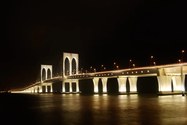 Φωτεινό γέφυρα στην σκοτεινή νύχτα — Φωτογραφία Αρχείου