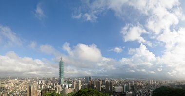 Bulutlu cityscape Taipei