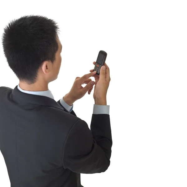 Деловой человек держит мобильный телефон — стоковое фото