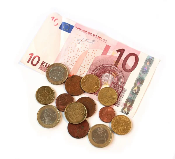 Moedas em euros e notas em dinheiro sobre fundo branco — Fotografia de Stock