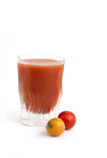 Jugo de tomate aislado sobre blanco — Foto de Stock