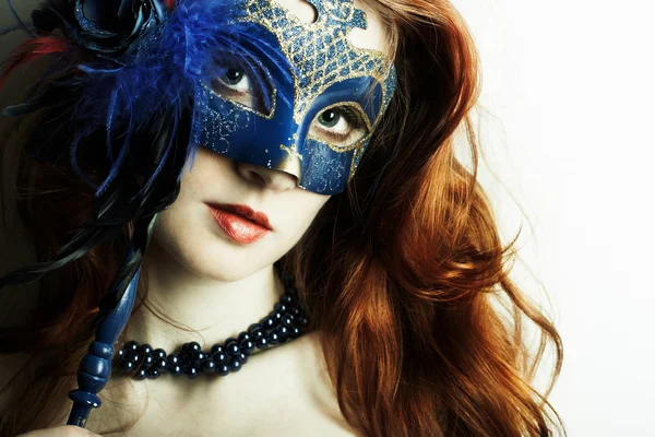 Het mooie jonge meisje in een masker — Stockfoto