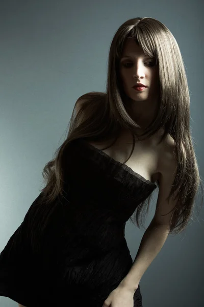 Krásná mladá dívka v černých šatech — Stock fotografie