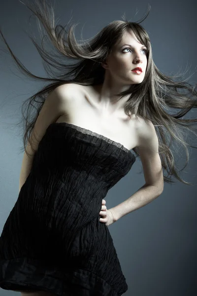 Молодая красивая девушка в черном платье — стоковое фото
