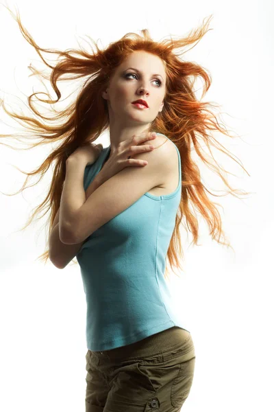 Die junge Frau mit den roten Haaren — Stockfoto