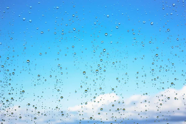 Water droplets on glass against the blue sky — Stock Photo, Image