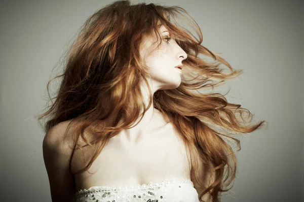 Portret pięknej kobiety z rude kręcone włosy — Zdjęcie stockowe