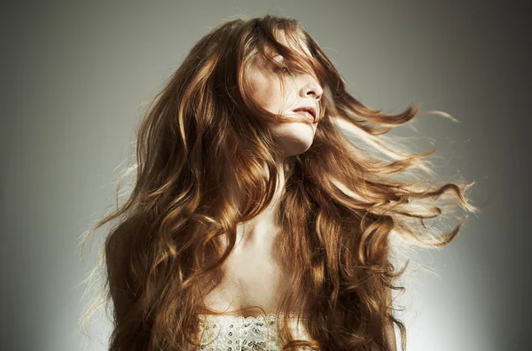 Kırmızı kıvırcık saçlı güzel bir kadın portresi — Stok fotoğraf