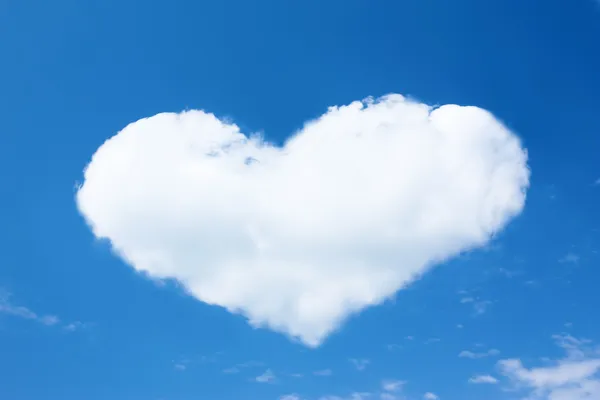 Herz aus Wolke am blauen Himmel — Stockfoto