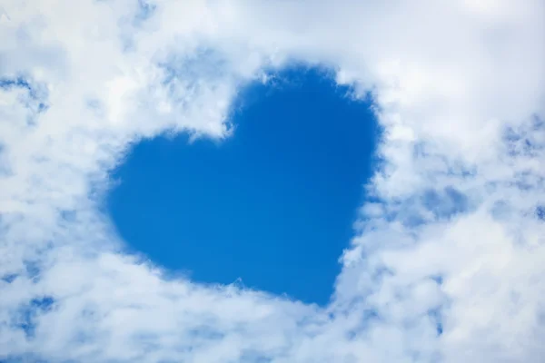 Hart van wolk in de blauwe hemel — Stockfoto