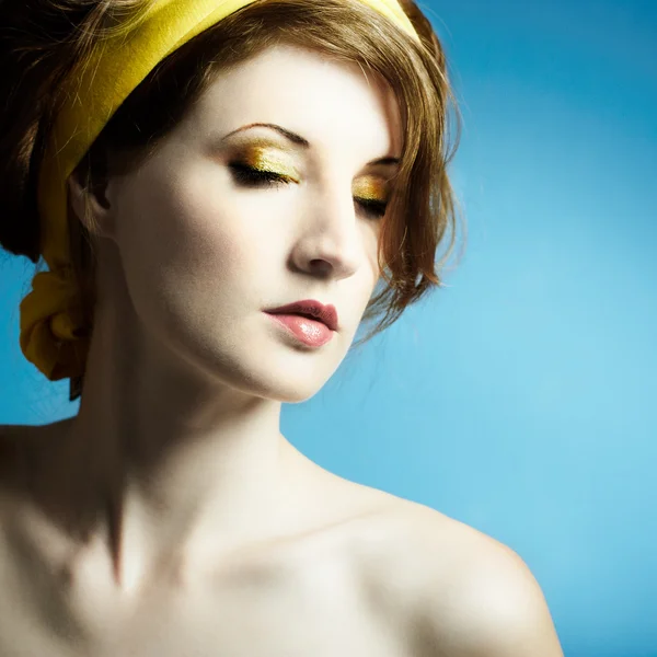 Mavi zemin üzerine genç kadın portresi — Stok fotoğraf