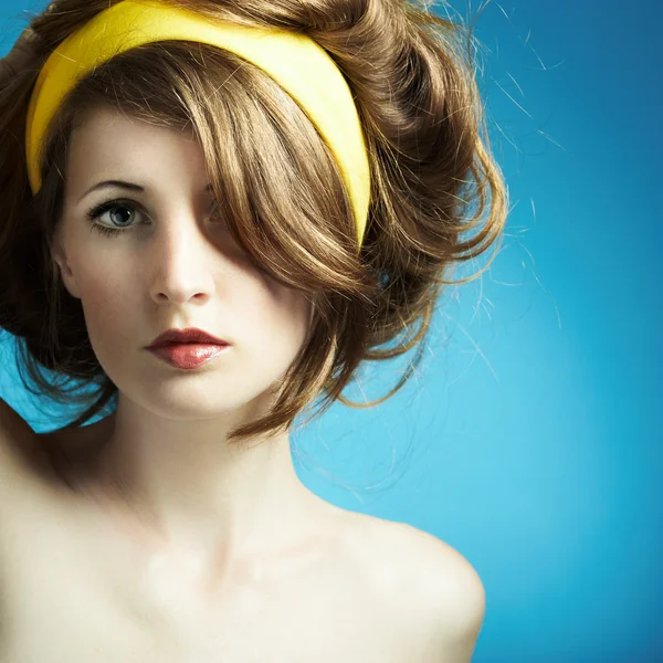 A kék háttér fiatal nő portréja — Stock Fotó