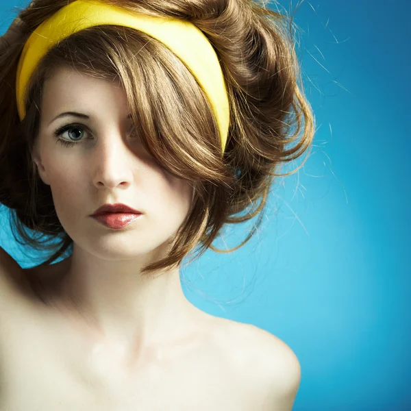 Retrato de la joven sobre fondo azul — Foto de Stock