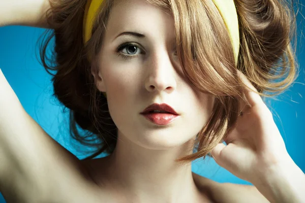 Portrét mladé ženy na modrém pozadí — Stock fotografie