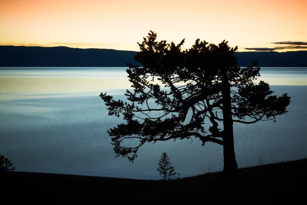 Nattlandskap mot en nedgång Bajkalsjön — Stockfoto