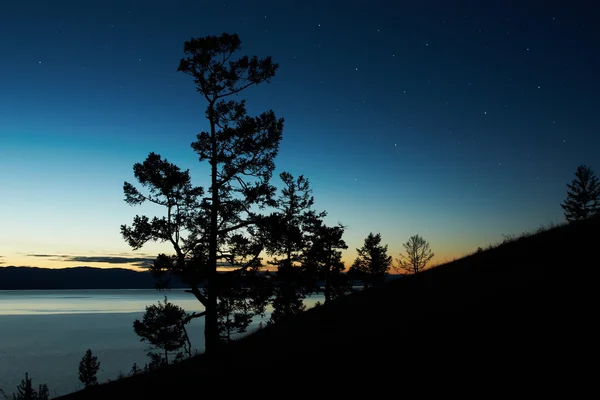 Nachtlandschaft gegen den Niedergang des Baikalsees — Stockfoto