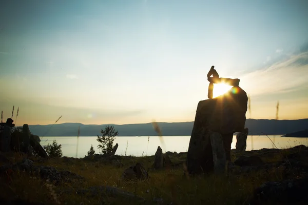 Paisaje de piedra contra un lago en declive Baikal — Foto de Stock