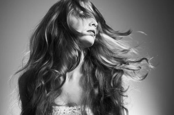 Portrét krásné ženy s kudrnatými vlasy — Stock fotografie