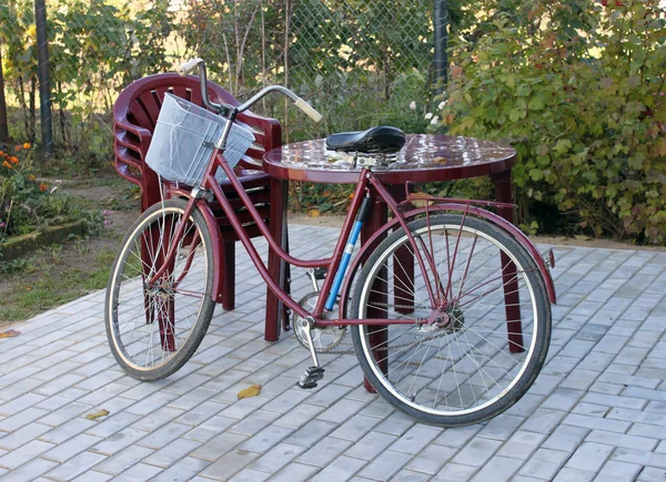 Meble z tworzyw sztucznych i stary rower — Zdjęcie stockowe